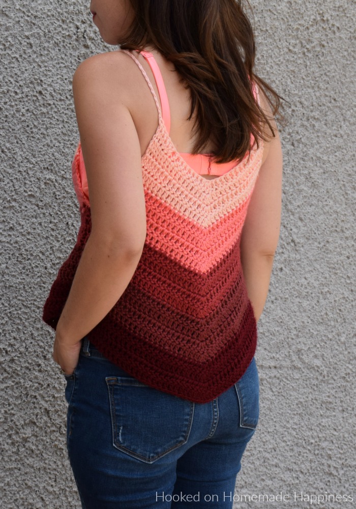 Ombre Crochet Tank Top - Are you ready for summer? I so am! This Ombre Crochet Tank Top is the perfect addition to my summer wardrobe. 