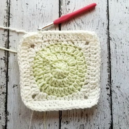 How to Crochet a Granny Square with a Circle Center - Wise Craft Handmade