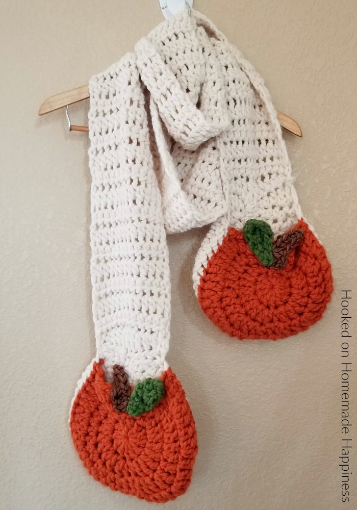 Super Scarf with Pumpkin Pockets Crochet Pattern - Is anyone else ready for everything pumpkin? I sure am! Including the pumpkin pockets in this Super Scarf with Pumpkin Pockets Crochet Pattern!