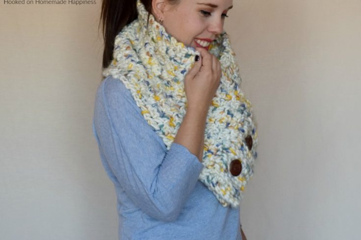 Chunky Buttoned Cowl Crochet Pattern - This Chunky Buttoned Cowl Crochet Pattern is big, bulky, and fabulous! I used this awesome yarn from Yarn Bee for this cowl and it created a beautiful texture.