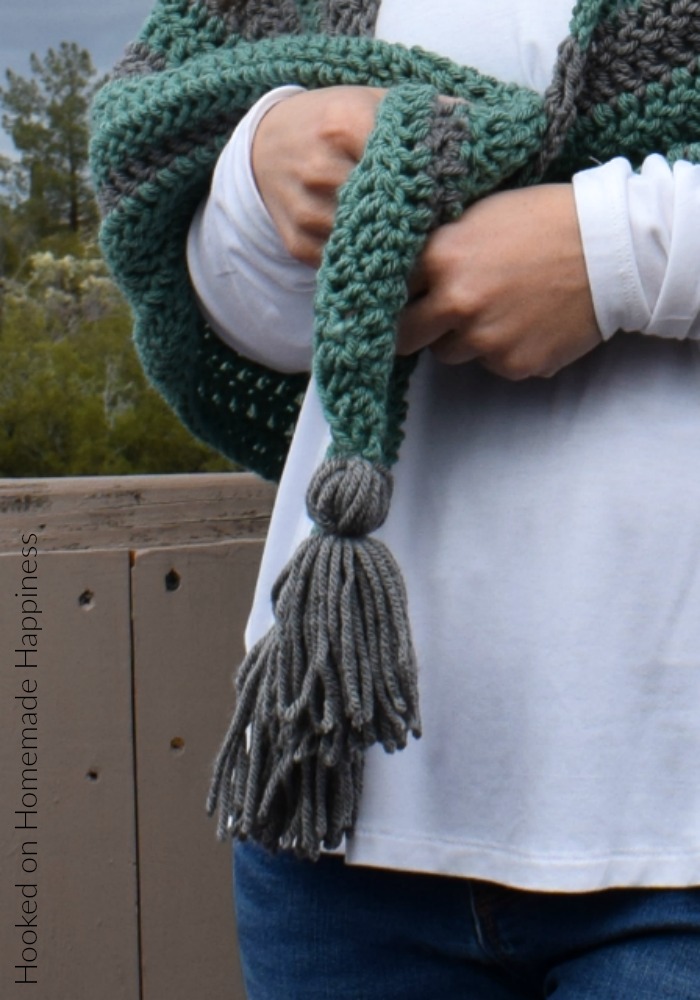 Easy All DC Triangle Scarf Crochet Pattern - This Easy All DC Triangle Scarf Crochet Pattern is just that… easy and all double crochet! It’s a great beginner pattern if you’ve never done a triangle scarf. This can be worn as a triangle scarf or as a shawl.