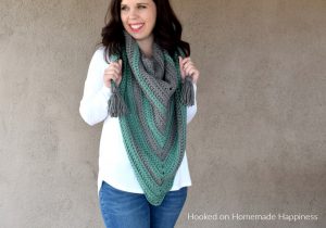 Easy All DC Triangle Scarf Crochet Pattern - This Easy All DC Triangle Scarf Crochet Pattern is just that… easy and all double crochet! It’s a great beginner pattern if you’ve never done a triangle scarf. This can be worn as a triangle scarf or as a shawl.