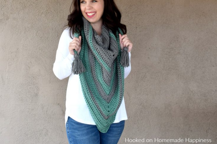 Easy All DC Triangle Scarf Crochet Pattern - This Easy All DC Triangle Scarf Crochet Pattern is just that… easy and all double crochet! It’s a great beginner pattern if you’ve never done a triangle scarf. This can be worn as a triangle scarf or as a shawl.