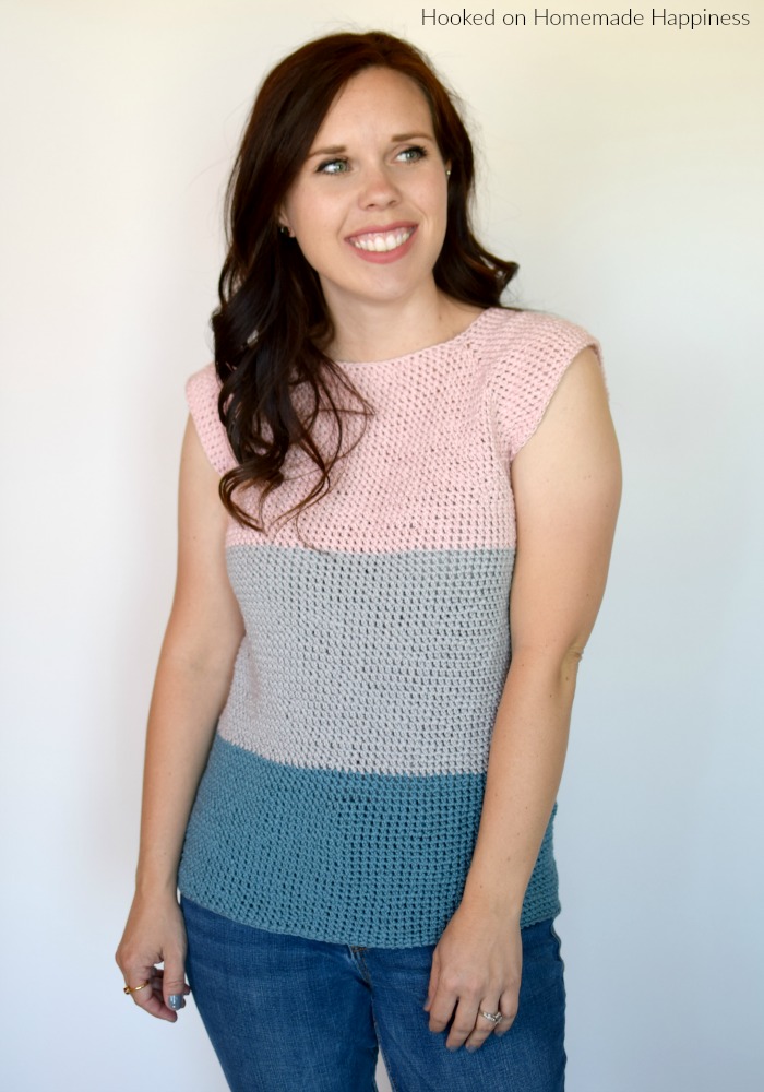 Easy Essential Tee Crochet Pattern - The Easy Essential Tee Crochet Pattern is just that.. EASY! And a spring closet essential! This tee is no seam and no sew! And I used one of my favorite new (to me) stitches, extended single crochet.