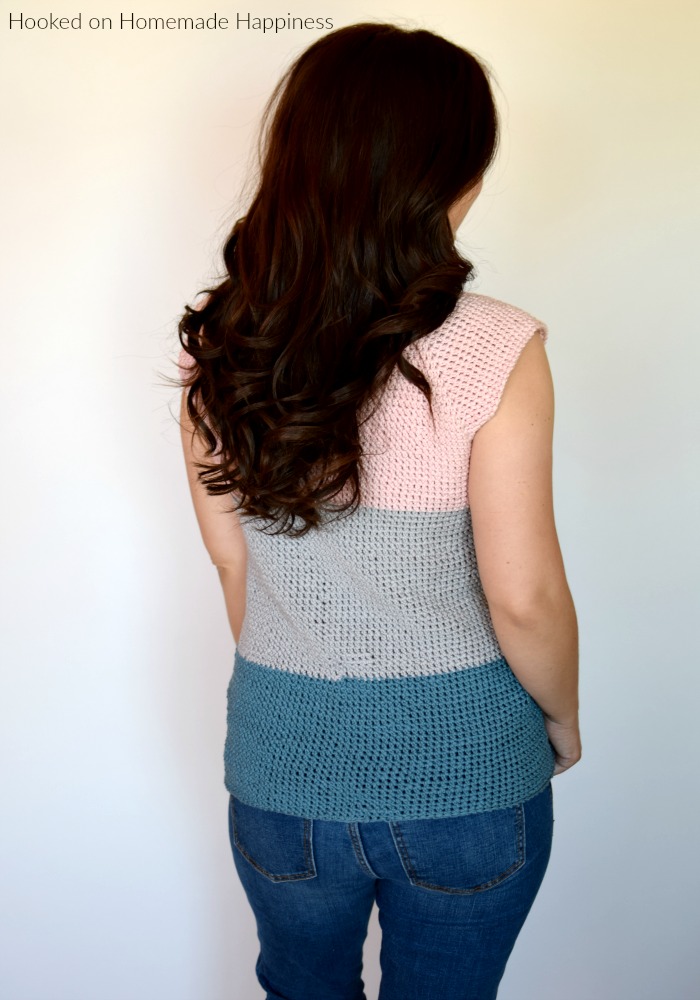 Easy Essential Tee Crochet Pattern - The Easy Essential Tee Crochet Pattern is just that.. EASY! And a spring closet essential! This tee is no seam and no sew! And I used one of my favorite new (to me) stitches, extended single crochet.