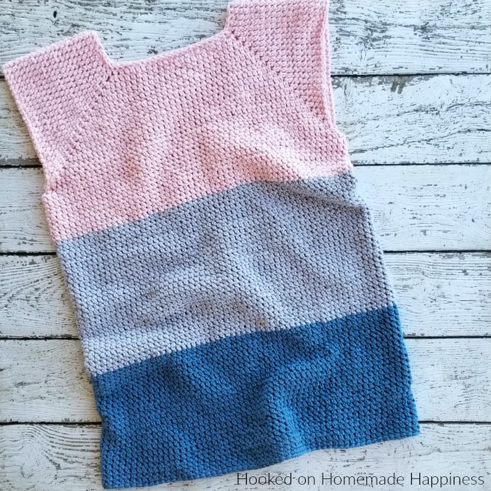 Easy Essential Tee Crochet Pattern - The Easy Essential Tee Crochet Pattern is just that.. EASY! And a spring closet essential! This tee is no seam and no sew! And I used one of my favorite new (to me) stitches, extended single crochet.