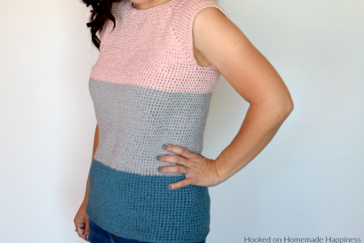 Easy Essential Tee Crochet Pattern - The Easy Essential Tee Crochet Pattern is just that.. EASY! And a spring closet essential! This tee is no seam and no sew! And I used one of my favorite new (to me) stitches, extended single crochet.