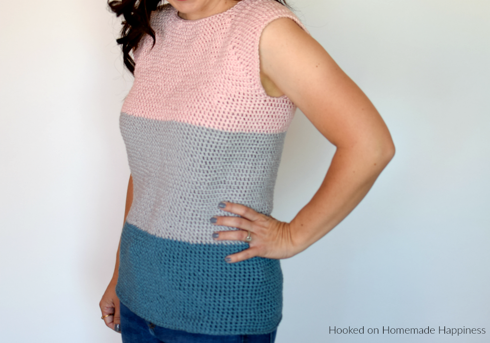 Easy Essential Tee Crochet Pattern - The Easy Essential Tee Crochet Pattern is just that.. EASY! And a spring closet essential! This tee is no seam and no sew! And I used one of my favorite new (to me) stitches, extended single crochet.