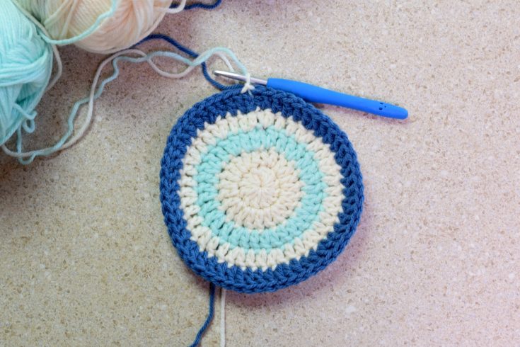 In this video tutorial, How to Change Colors When Crocheting in the Round, I will show you how to join a new color when crocheting a beanie.
