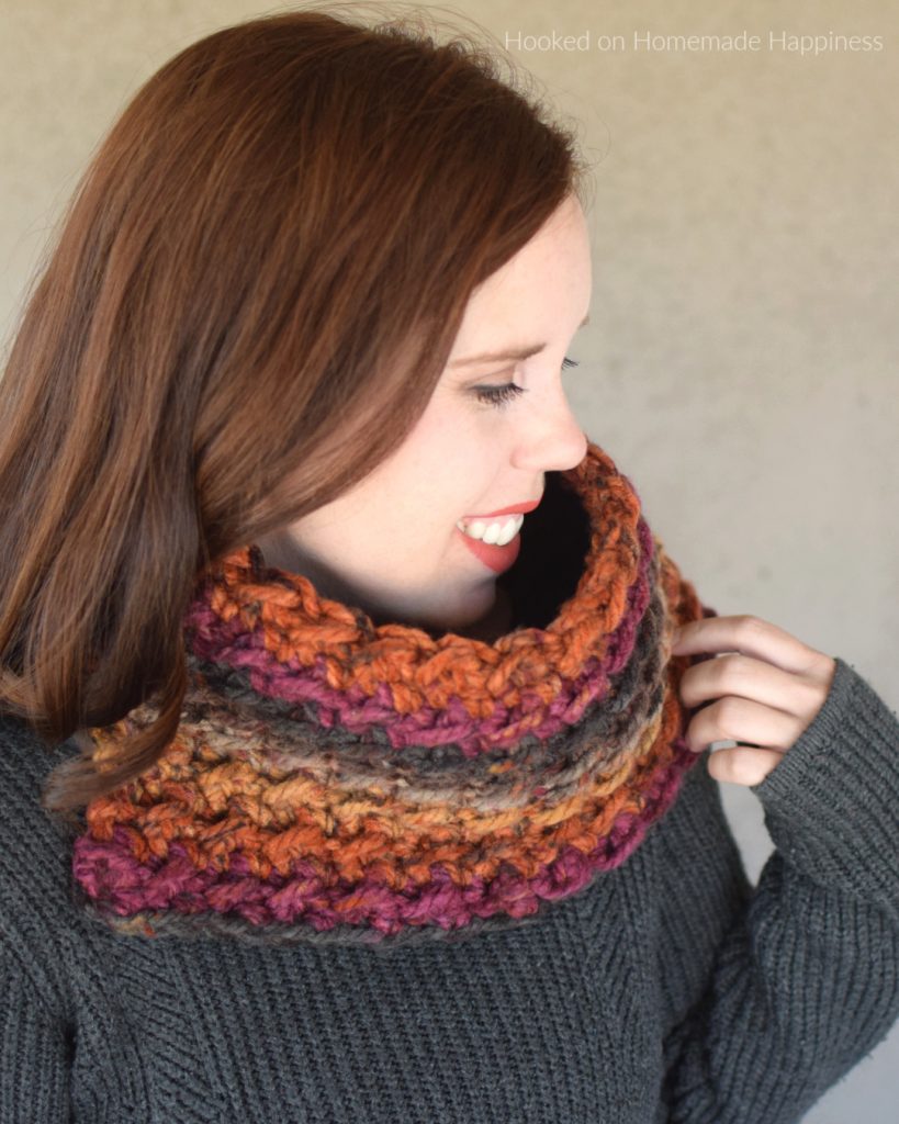 Easy Chunky Cowl Crochet Pattern - The Easy Chunky Cowl Crochet Pattern uses super bulky yarn and works up so fast! I love the texture this stitch adds to the super bulky yarn.