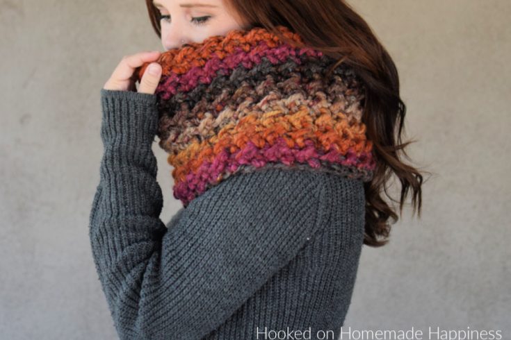 Easy Chunky Cowl Crochet Pattern - The Easy Chunky Cowl Crochet Pattern uses super bulky yarn and works up so fast! I love the texture this stitch adds to the super bulky yarn.