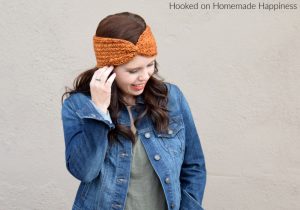 Campfire Ear Warmer Crochet Pattern - The Campfire Ear Warmer Crochet Pattern uses a couple of my favorite stitches! I used the Suzette Stitch and HDC in the 3rd loop to create this beautifully textured ear warmer.