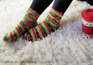 Basic Crochet Socks Pattern - These Basic Crochet Socks Pattern use worsted weight yarn and are all single crochet! They work up surprisingly fast and are beginner friendly. A great Holiday gift.