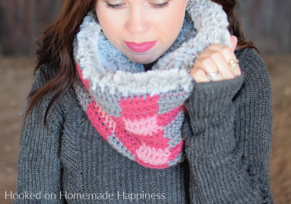 Faux Plaid Cowl Crochet Pattern - The Faux Plaid Cowl Crochet Pattern is the warmest cowl I have ever worn! It has a double layer of warmth from the faux fur sewn on the inside.