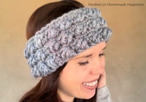 Pebble Stitch Ear Warmer Crochet Pattern - This Pebble Ear Warmer Crochet Pattern uses one of my favorite stitches, the Pebble Stitch! I love this stitch paired with a super bulky yarn. It makes for a fun, textured, thick ear warmer.