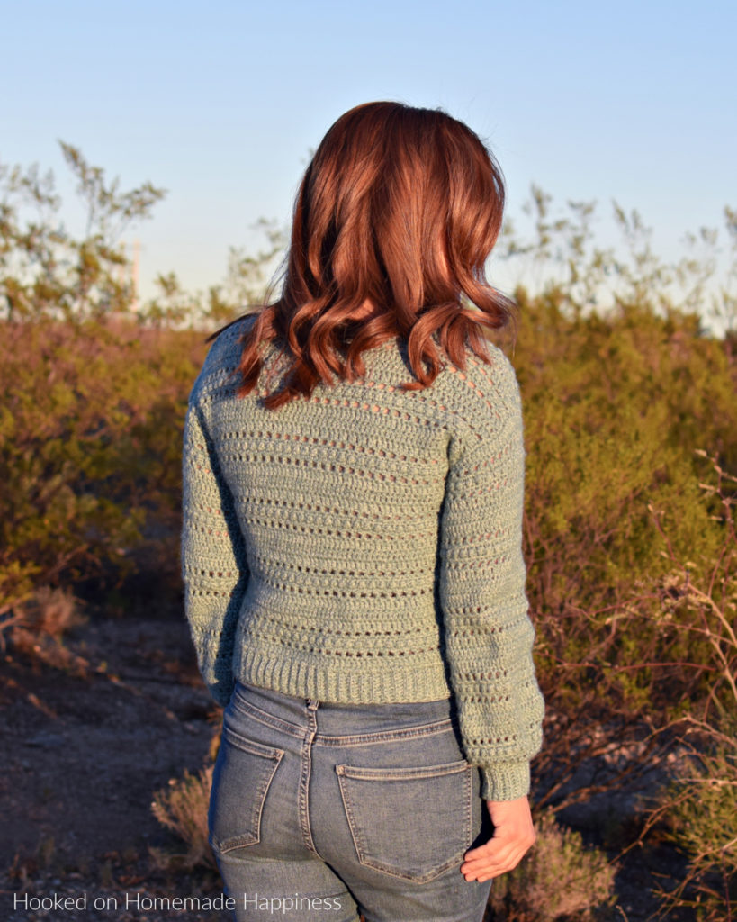 Kindred Sweater Crochet Pattern - The Kindred Sweater Crochet Pattern is my new favorite sweater! It uses a fun and easy stitch combination. I used double crochet, chain stitches, and the berry stitch to create this texture.