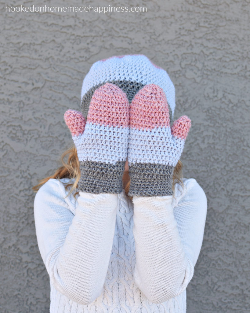 Snow Den Mittens FREE CROCHET PATTERN - These simple Snow Den Mittens Crochet Pattern are made with basic stitches and are perfect for a beginner mitten-maker!