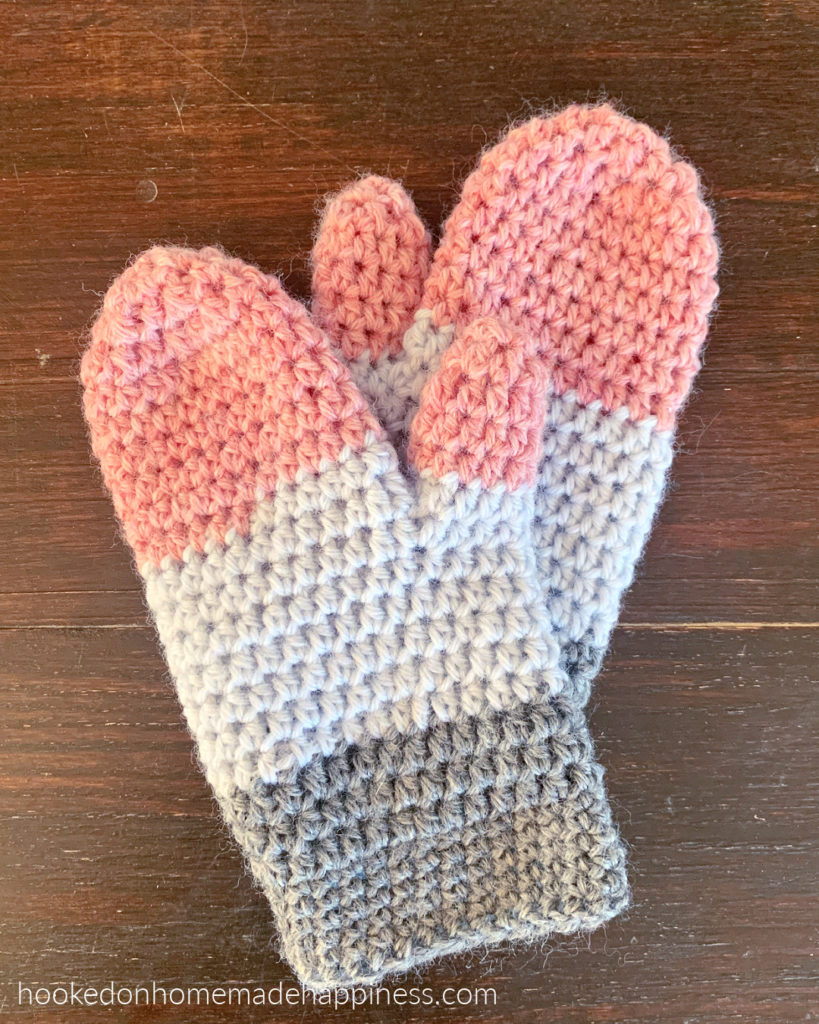 Snow Den Mittene FREE CROCHET PATTERN - These simple Snow Den Mittens Crochet Pattern are made with basic stitches and are perfect for a beginner mitten-maker!
