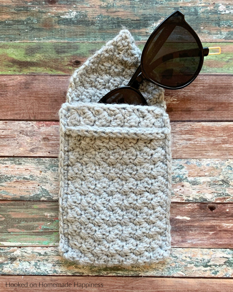 Sunglasses Case Free Crochet Pattern - Sunglasses Case Free Crochet Pattern - This easy Sunglasses Case Crochet Pattern works up so quick! It's all one rectangle (and some decreasing to make the top flap) with a little bit of sewing. It has a beautiful texture and uses one of my favorite crochet stitches, the Suzette Stitch.