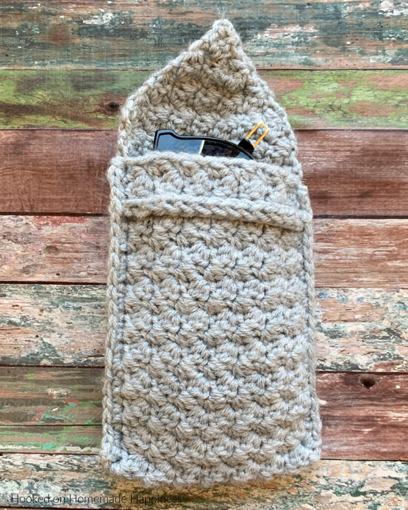 Sunglasses Case Free Crochet Pattern - Sunglasses Case Free Crochet Pattern - This easy Sunglasses Case Crochet Pattern works up so quick! It's all one rectangle (and some decreasing to make the top flap) with a little bit of sewing. It has a beautiful texture and uses one of my favorite crochet stitches, the Suzette Stitch.