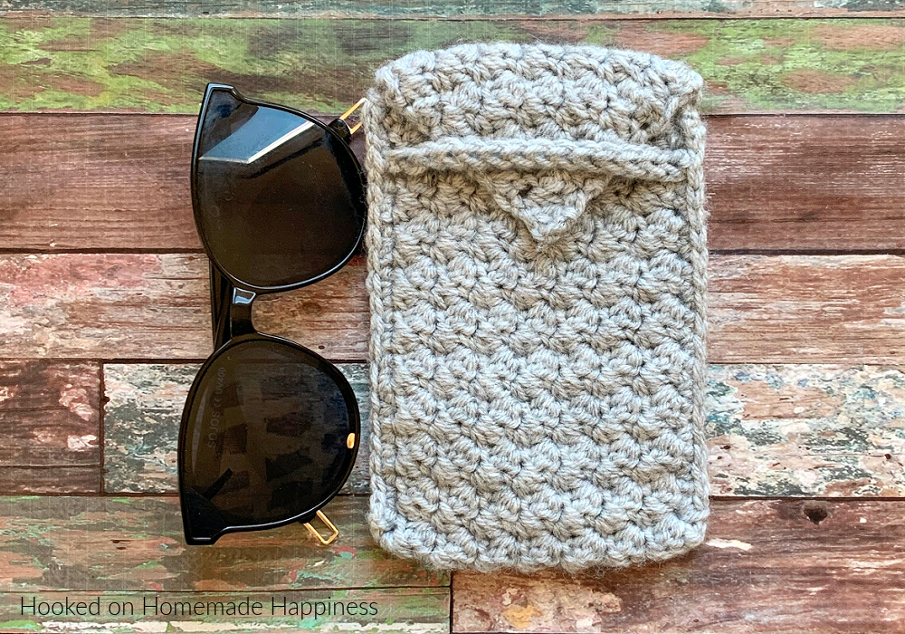 Sunglasses Case Free Crochet Pattern - Sunglasses Case Free Crochet Pattern - This easy Sunglasses Case Crochet Pattern works up so quick! It's all one rectangle (and some decreasing to make the top flap) with a little bit of sewing. It has a beautiful texture and uses one of my favorite crochet stitches, the Suzette Stitch.